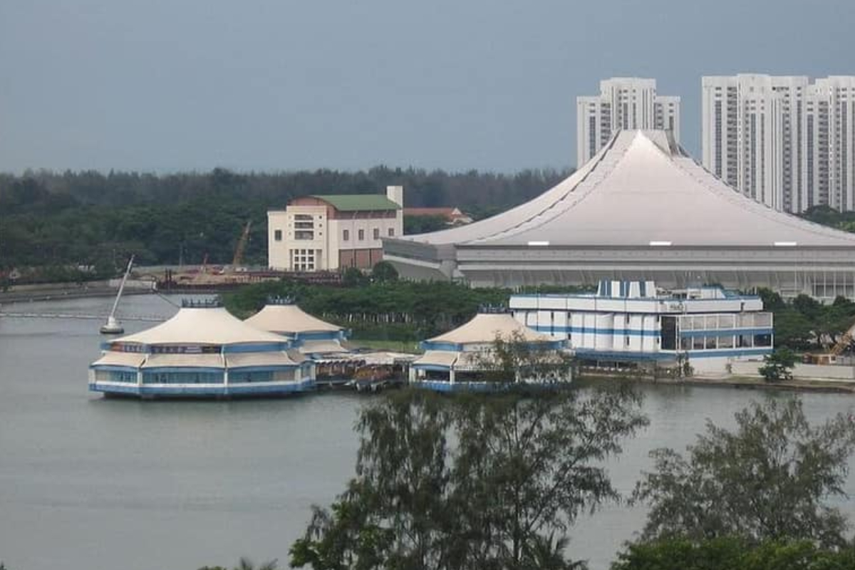 Floating Restaurants and Entertainment at Kallang's The Oasis